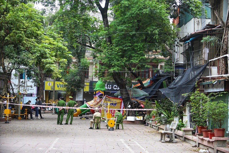 Five dead, two hurt as fire rips through Hanoi house