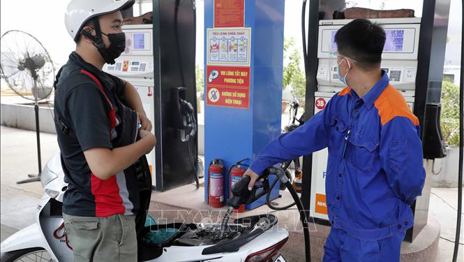 Vietnam adjusts up fuel prices