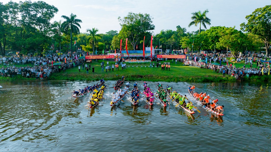 ﻿boat Racing Lights Up Huong River - The Saigon Times