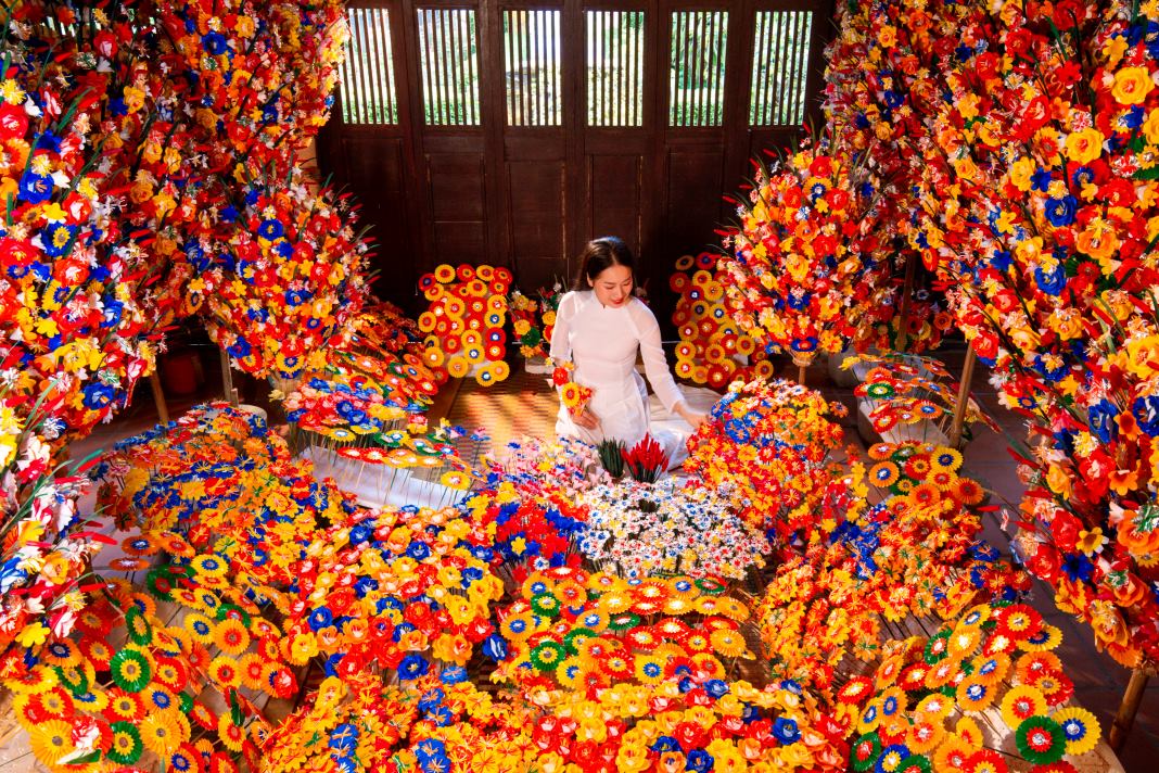Crafting paper flowers for Tet