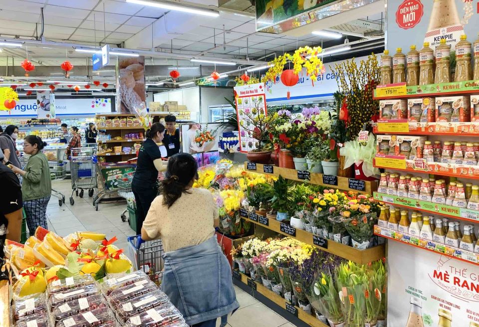 Supply surges as major distribution channels reopen on 4th day of Tet