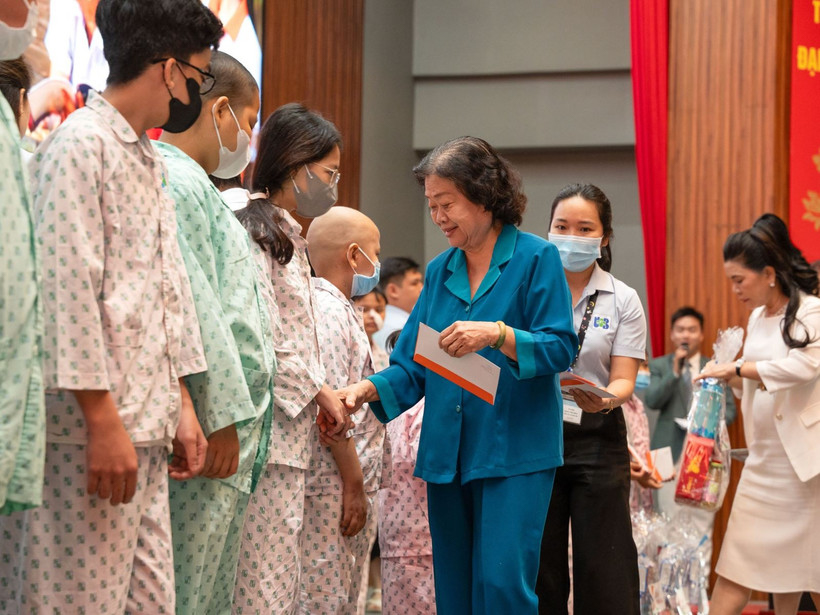 Offering Tet gifts to poor patients in HCMC