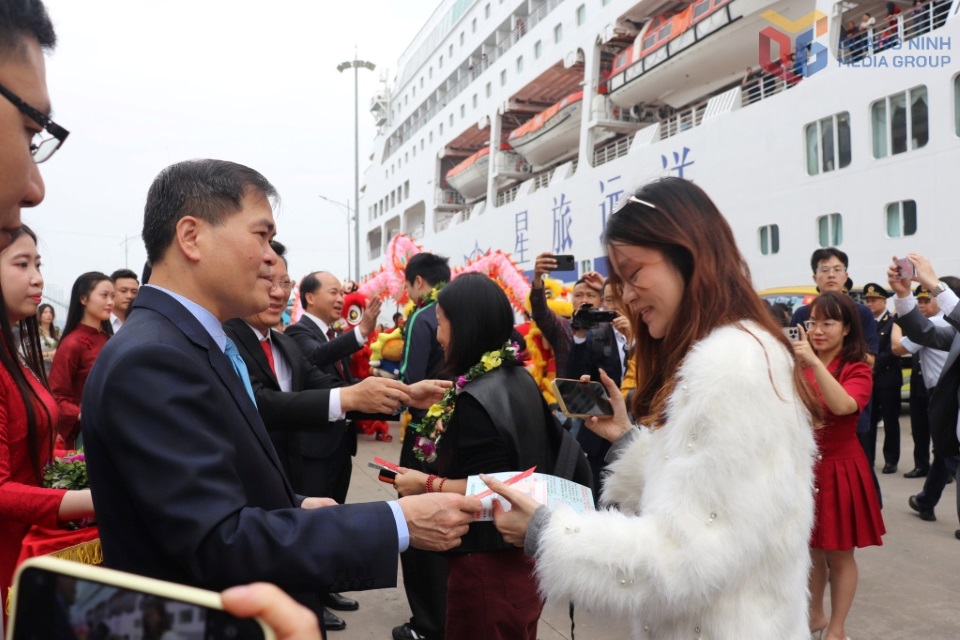 Thousands of int’l cruise passengers arrive at Vietnam’s tourist hotspots