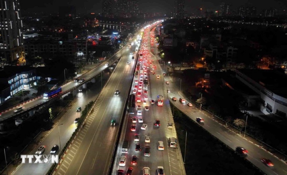 PM directs 24/7 monitoring to prevent gridlock at Hanoi, HCMC gateways