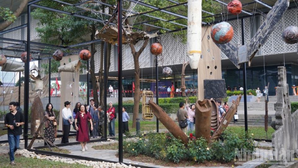 Hanoi Museum unveils installations from aircraft wreckage and bomb shells