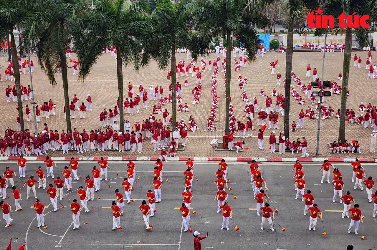 Record set by 3,000 old people in Hanoi