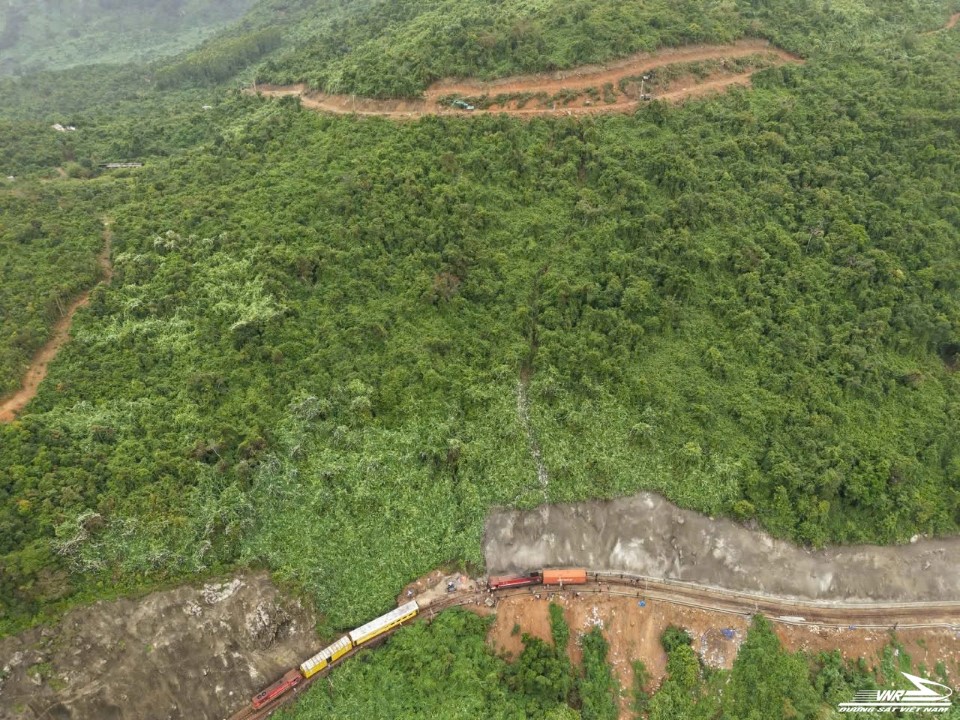 Repeated rockfalls force suspension of Vietnam’s North-South railway