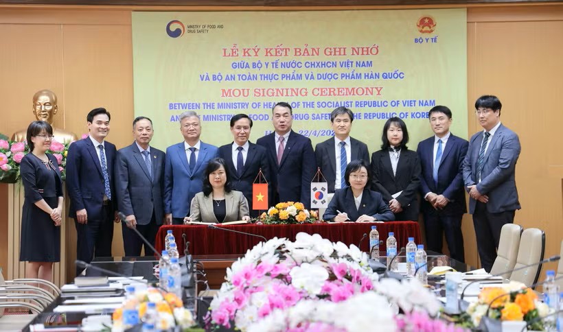 Vietnam, South Korea sign MOU on pharmaceuticals, high-tech healthcare cooperation