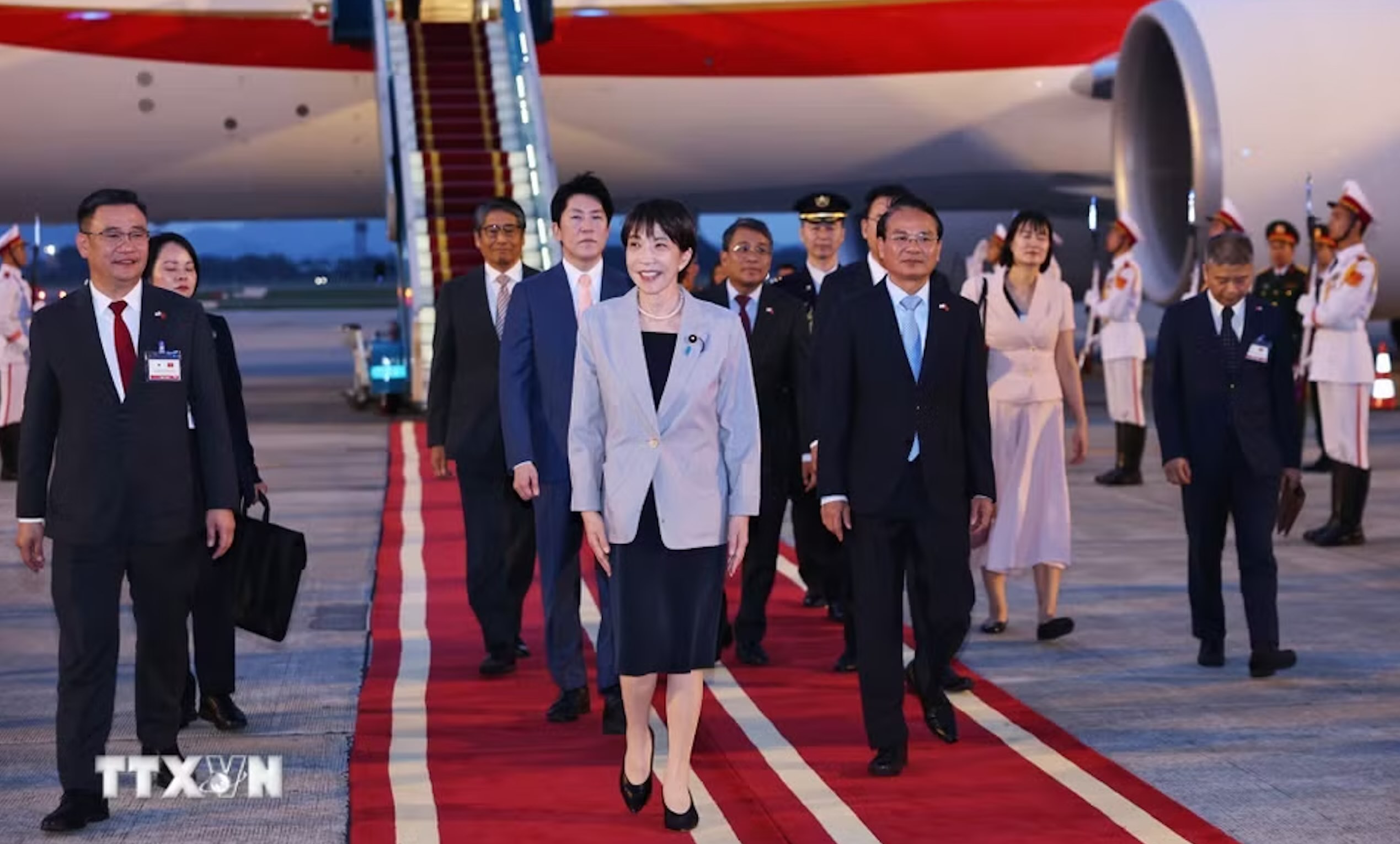 Japan PM arrives in Hanoi for official visit