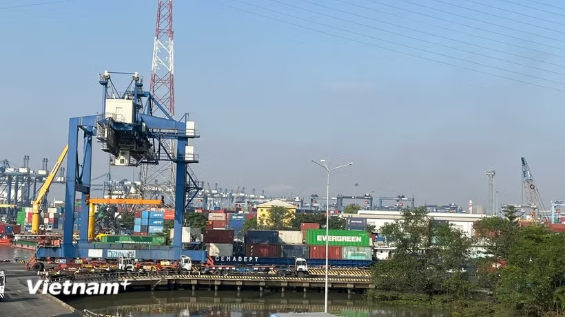 Vietnam posts trade deficit despite strong export growth