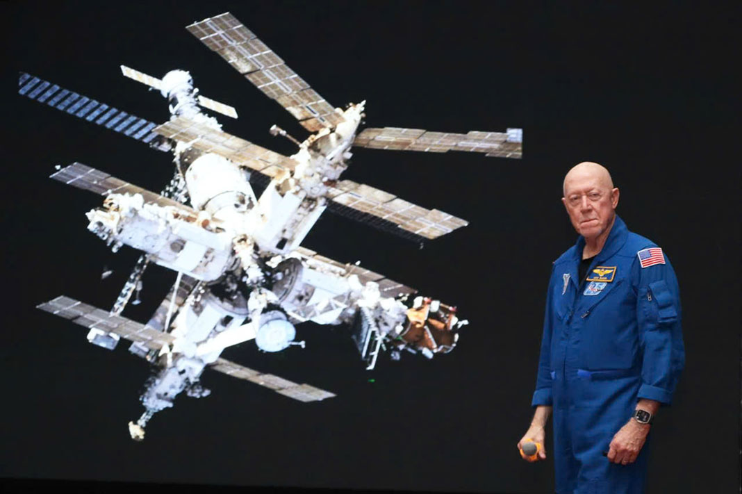 Vietnam Space Week 2026: Former NASA astronaut inspires students as experts discuss the trillion-dollar global space economy of 2035