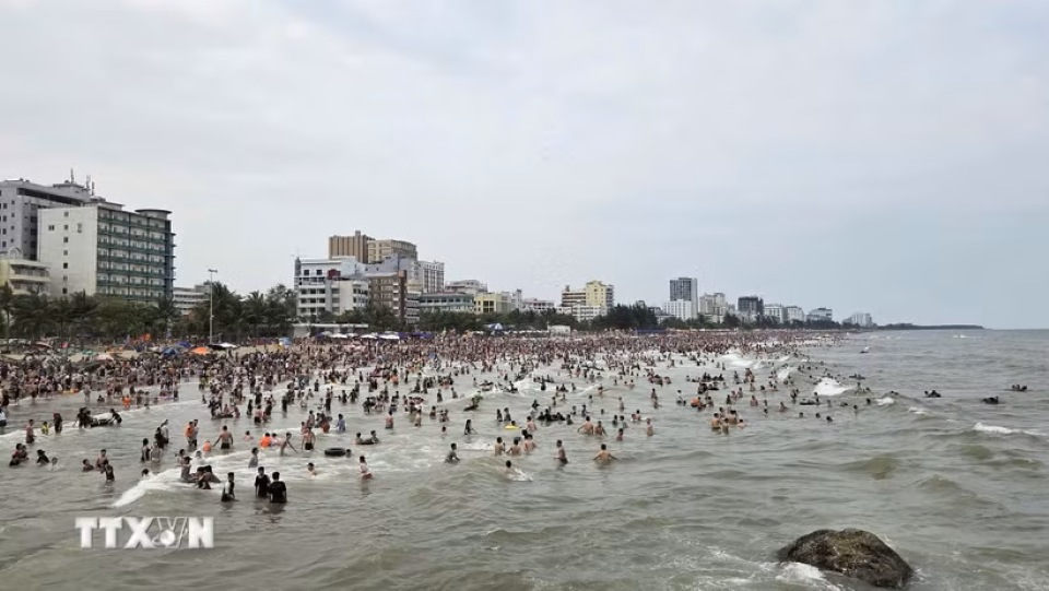 Holiday tourism booms, revenues surge across Vietnam
