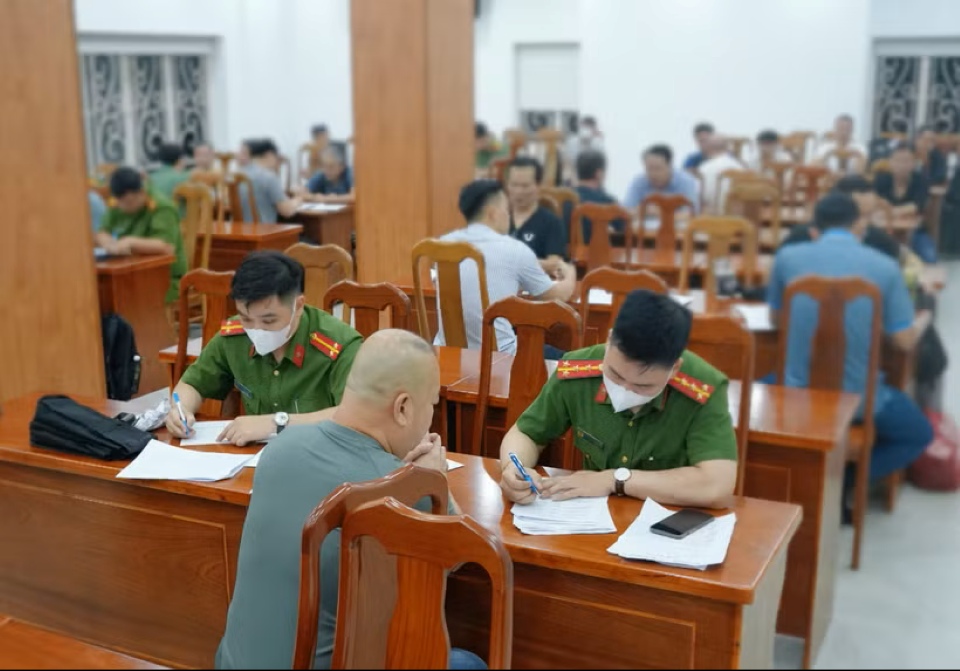 HCMC police receive 33 Vietnamese deported from U.S.